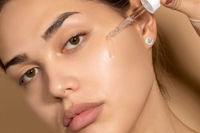 HOW NIACINAMIDE HELPS SKIN