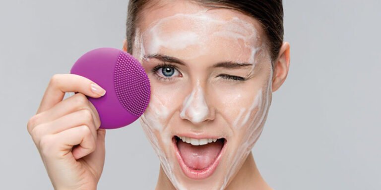 How To Use Venus – A Waterproof Electric Silicone Facial Cleansing Brush