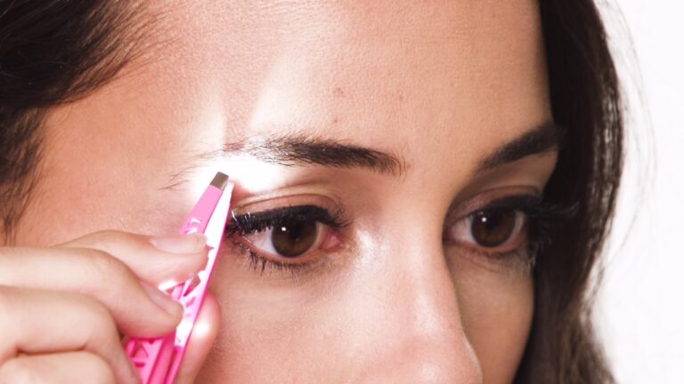9 Best Tweezers with LED Light for You to Pluck Hair Easily