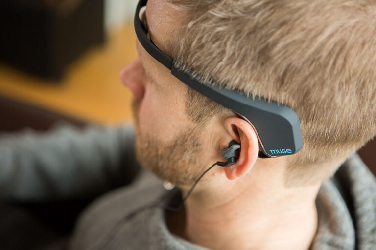 The Muse Brain-Sensing Headband Adds Go-To-Sleep Voice Guidance