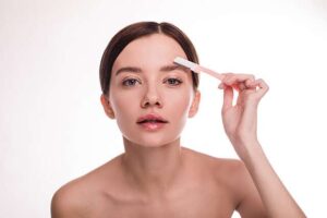 How to Use an Eyebrow Razor