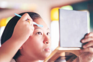 How to Use an Eyebrow Razor