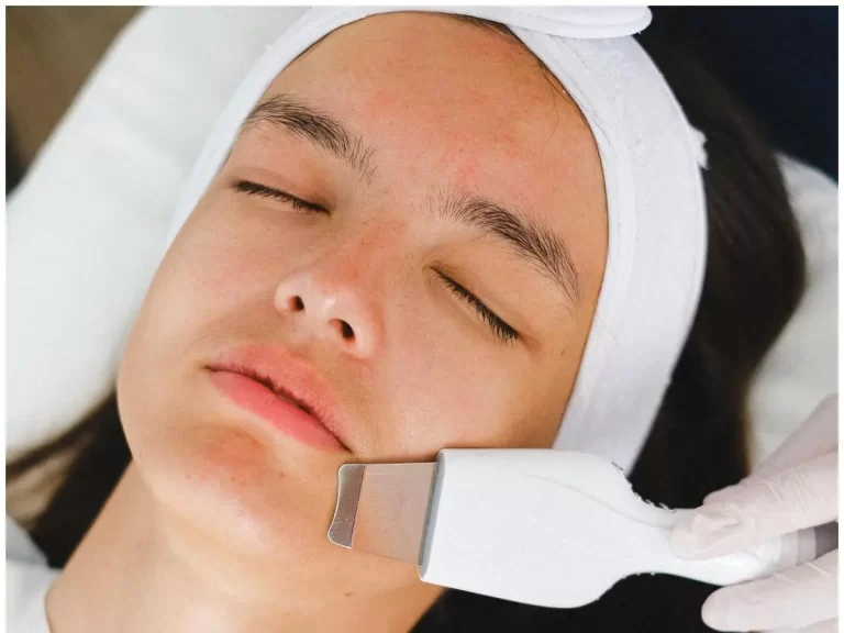 How to Use Facial Massaging Tools Safely and Effectively at Home